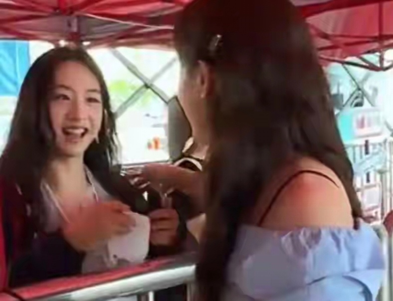 叶一茜暑假带儿女去西藏游，18岁森碟出镜长发美，吃200元手抓饭太豪气 