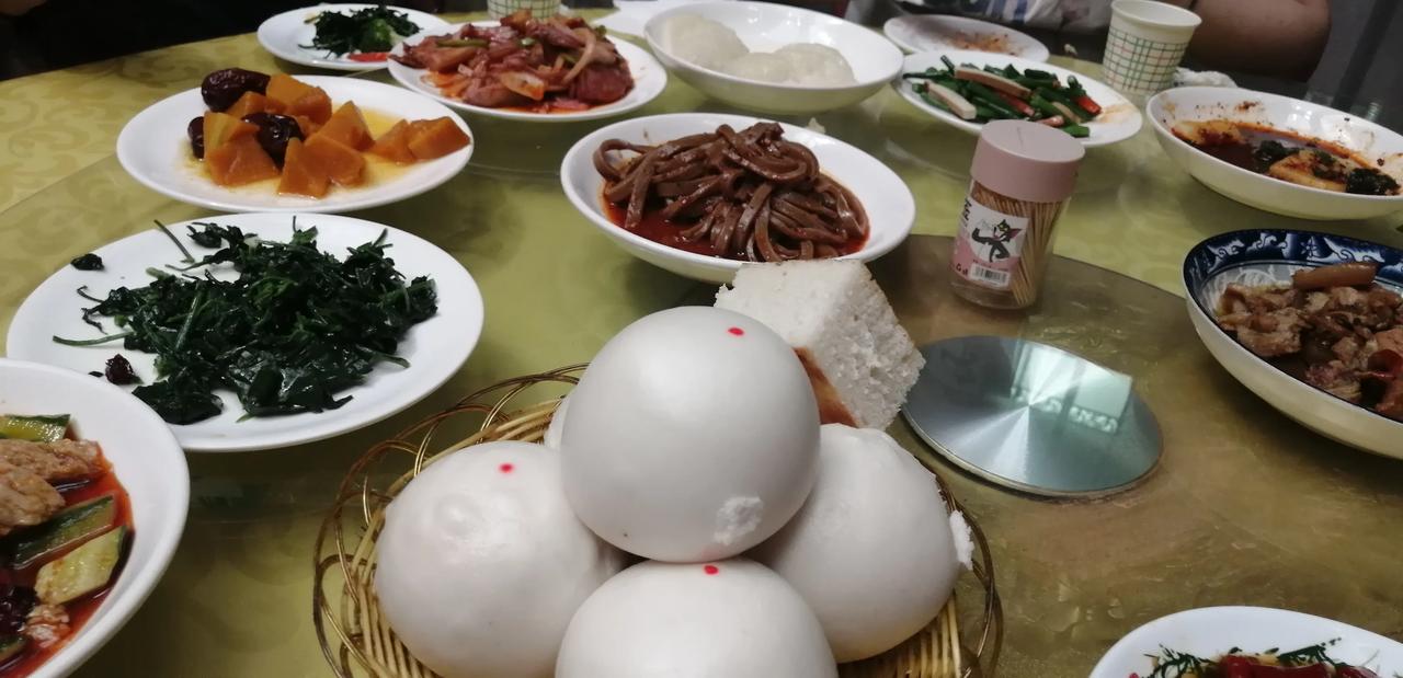 #今日餐桌美食分享#今天午餐去了农家乐。饭菜从色泽到味道都不错，尤其是馒头加肉臊