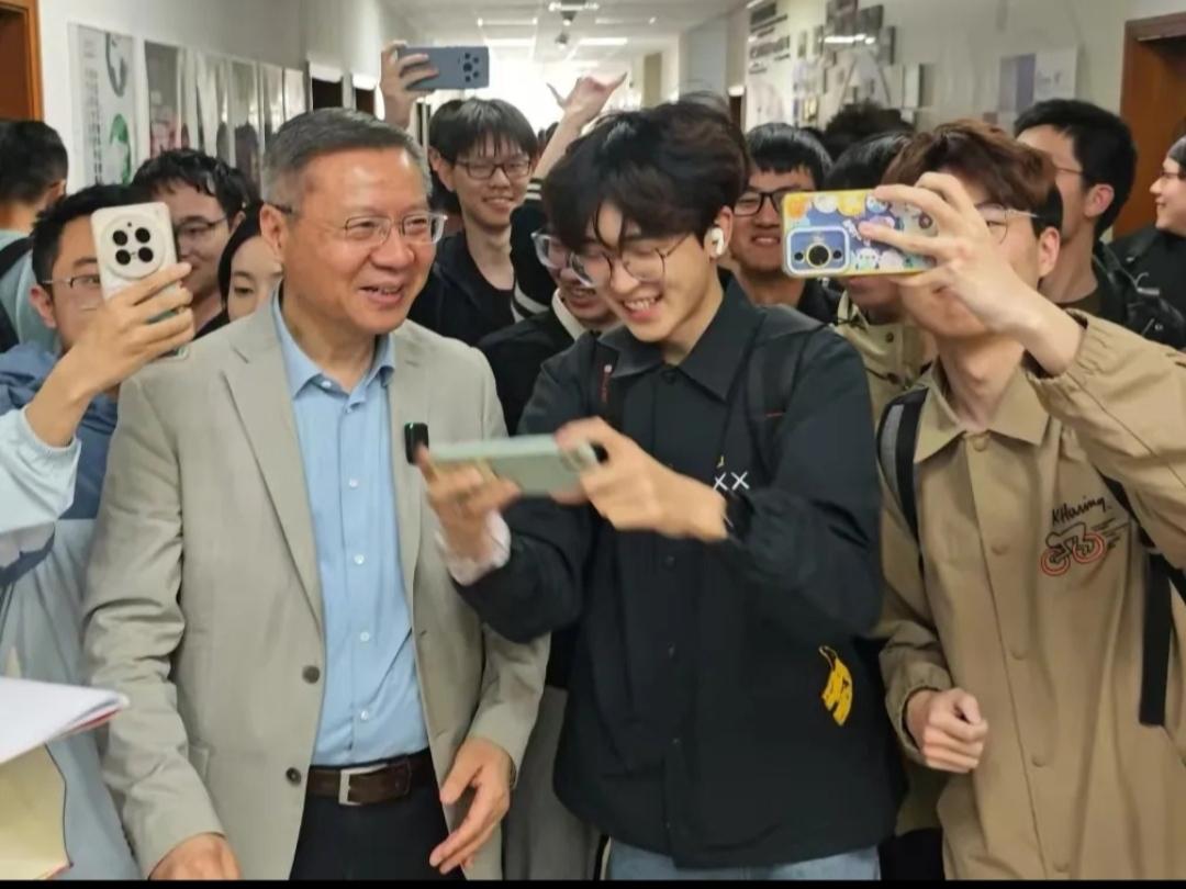 张维为教授为什么这么受学生们的欢迎？张教授每到高校演讲时，很多学生总是围着他转，