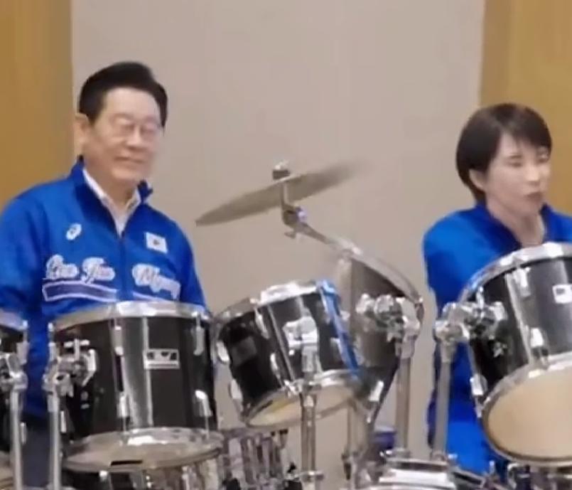 韩国总统李在明访问日本，在和日本首相高市早苗会面活动中，高市早苗以不同常人交流方