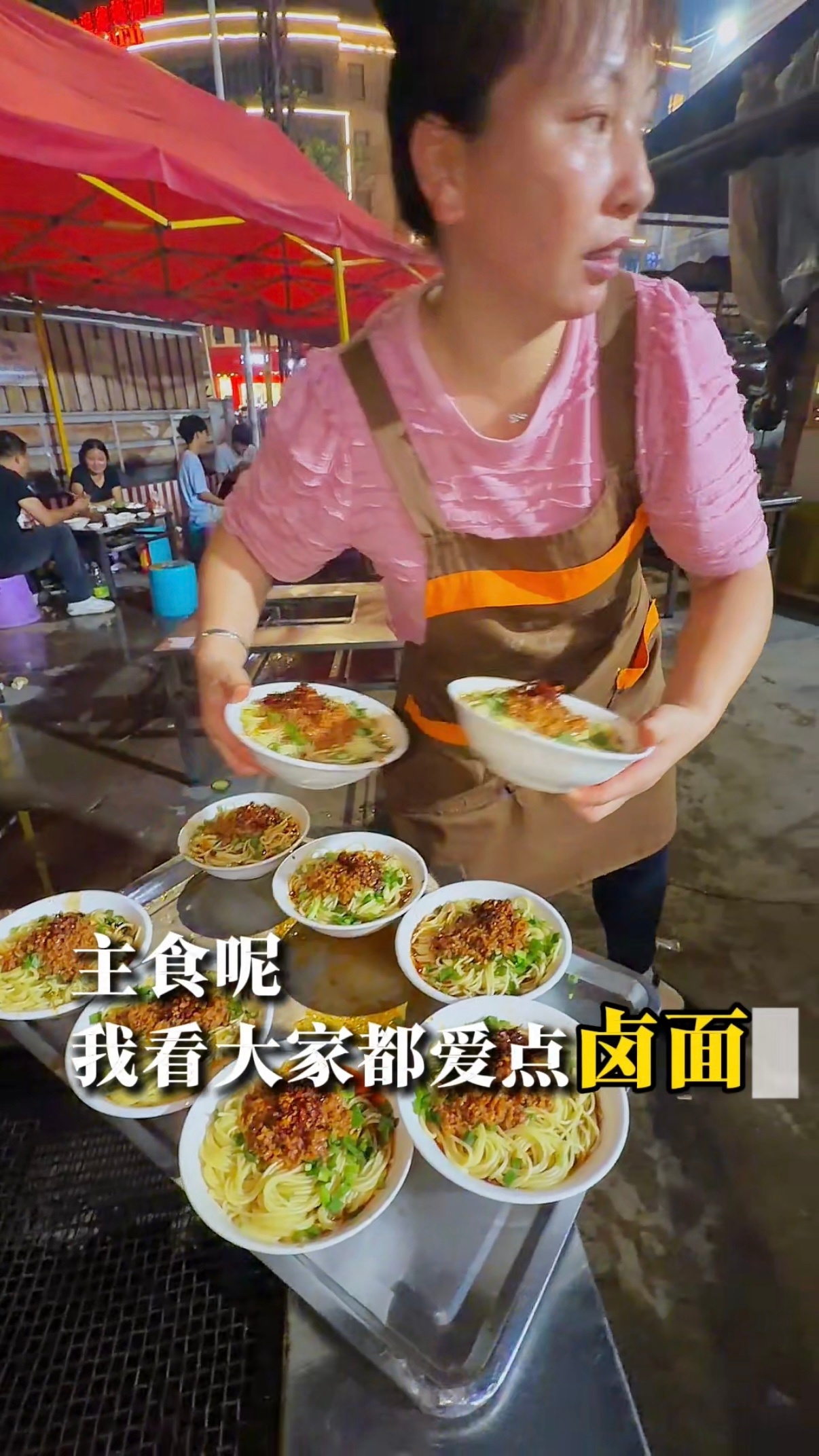 昆明这家一天能摆一百多桌的宵夜店，全靠本地人捧场，一年卖出的烧烤，至少能在官渡区