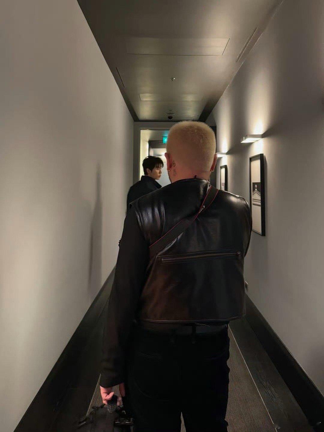 许光汉米兰散步 许光汉就这样帅出国门帅到米兰，谁懂这种帅的很轻松的苏感