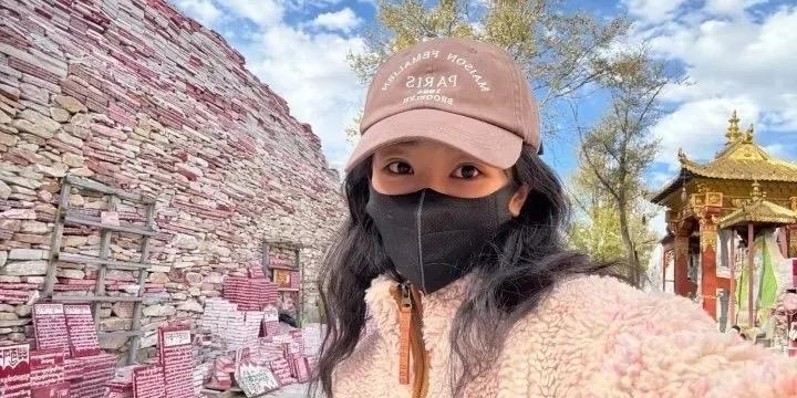 近日，演员杨紫因买冰淇淋被路人瞬间认出一事引发热议。当时，杨紫发出软萌询问，不料