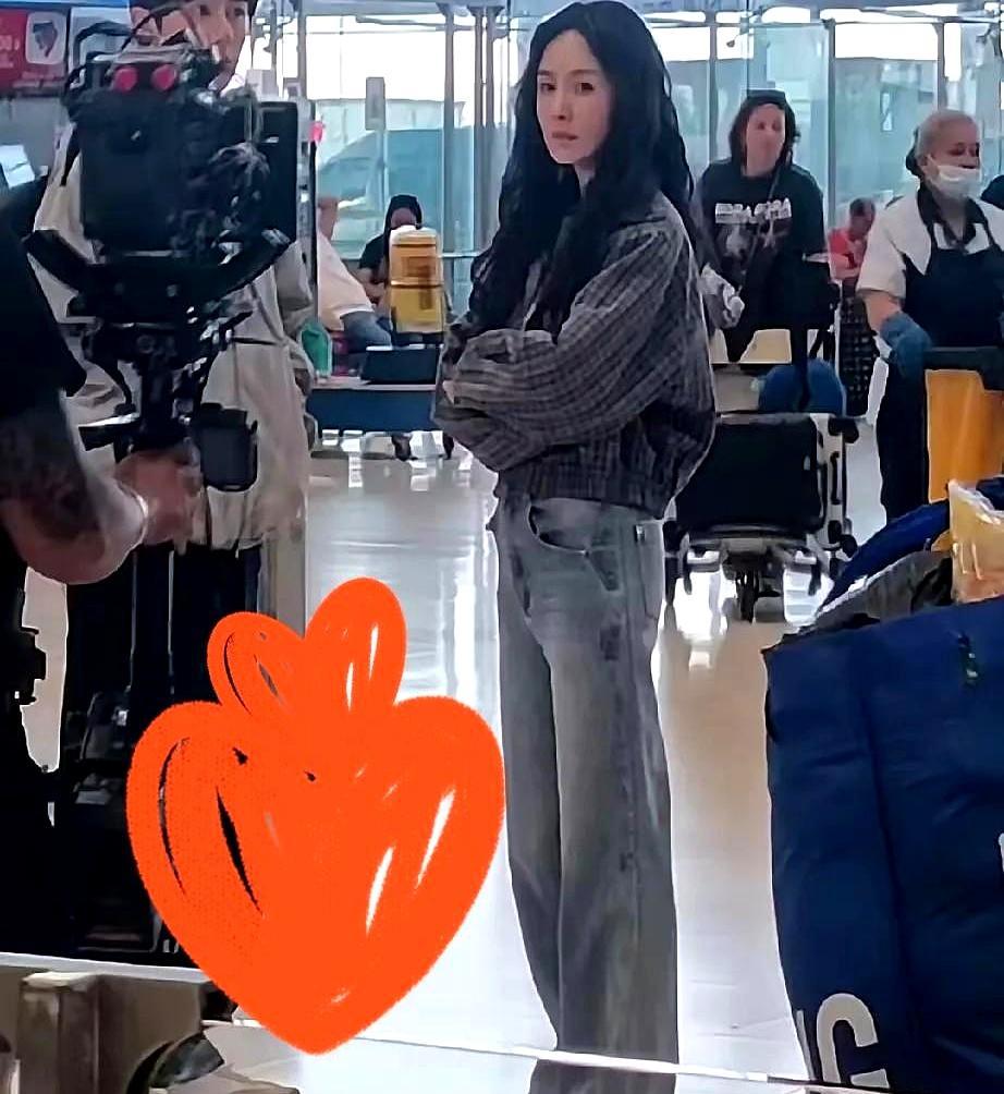 机场偶遇杨幂，她素颜插兜的样子，比秀场上的全球首穿更让我震惊。
没有助理开道，没