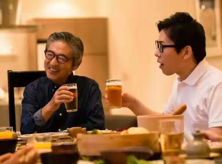 昨天我妈又说：“找你表哥帮忙，他认识人。”

我没忍住，跟她算了笔账。请表哥吃饭