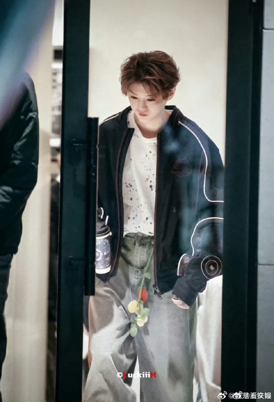 鹿晗就这么帅帅的出现了鹿晗完全是清爽男大来的 鹿晗就这么帅帅的出现了 