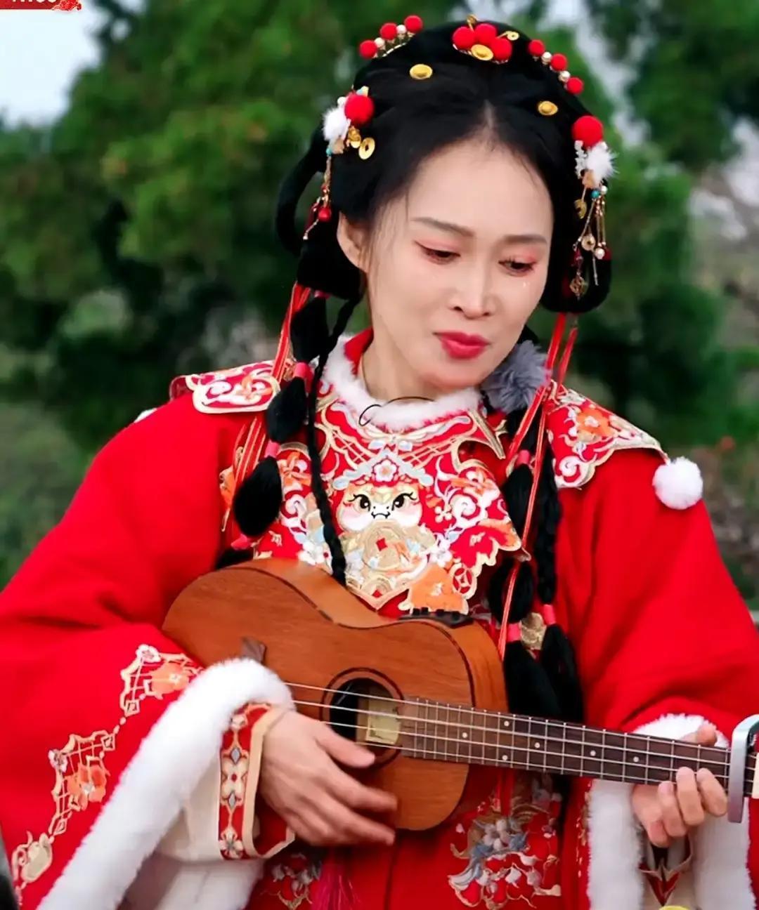 800万人围观，天权演反派
 
湖北跨年专场，东方甄选把直播间搬进古装剧。天权一