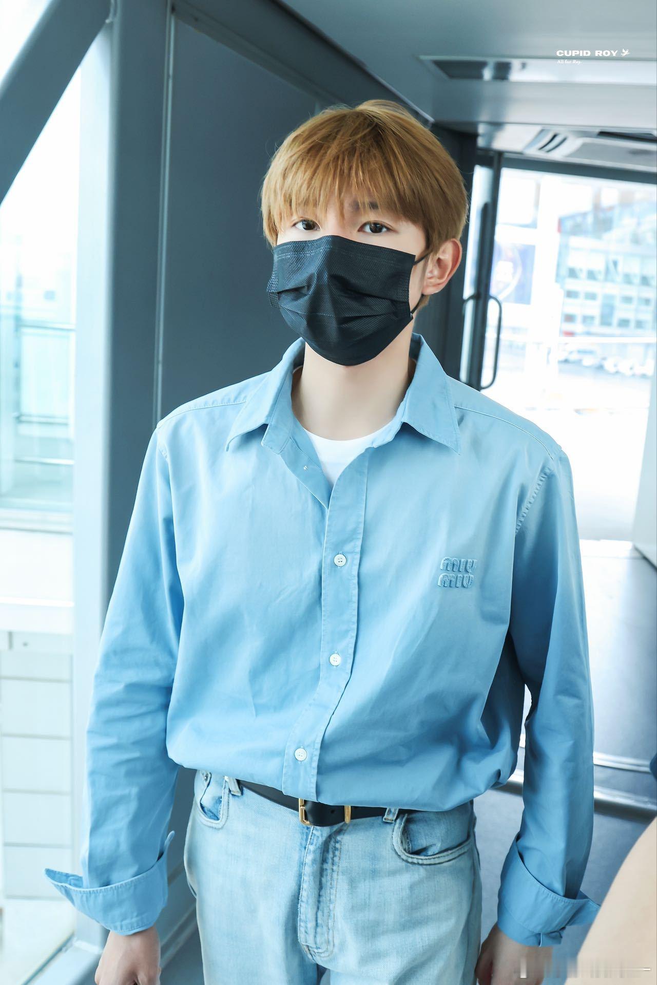 王源王源miumiu活动 哈哈哈哈哈我们王源也是喜剧人上了，这阵仗完全是奔你来的