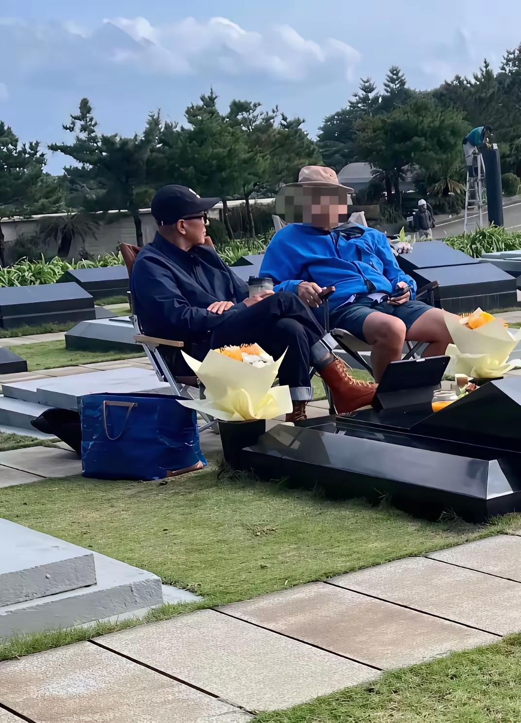 具俊晔这波操作，越看越不对劲。
 
把爱妻墓园变成友人群聚地？这事怎么想都透着古