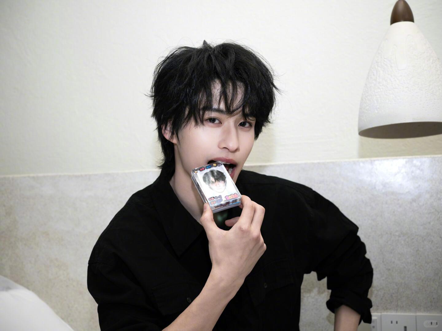 徐振轩 说我戴口罩挺帅是骂人了 别人被夸戴口罩帅都偷着乐，徐振轩直接耿直反驳，这