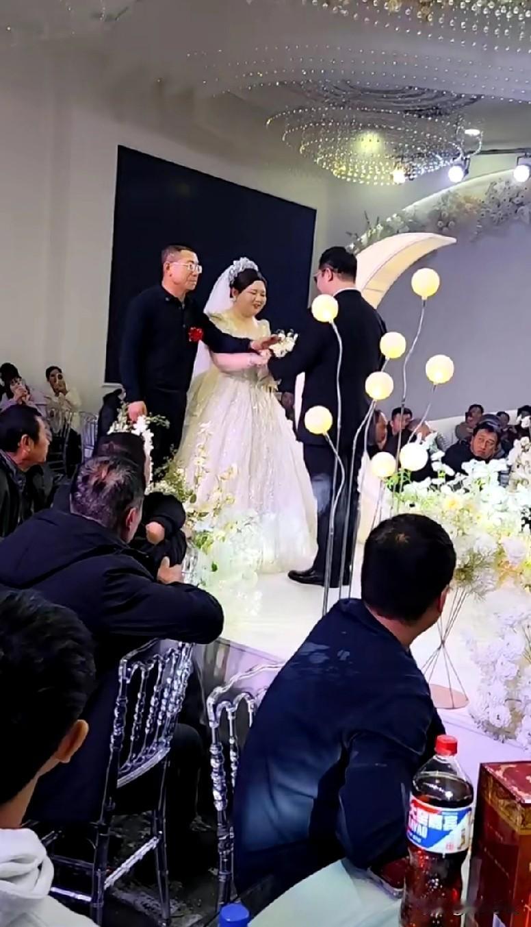 昨天女儿女婿婚礼圆满礼成，家人们很开心。整个婚庆时间持续30多分钟，亲戚朋友全程