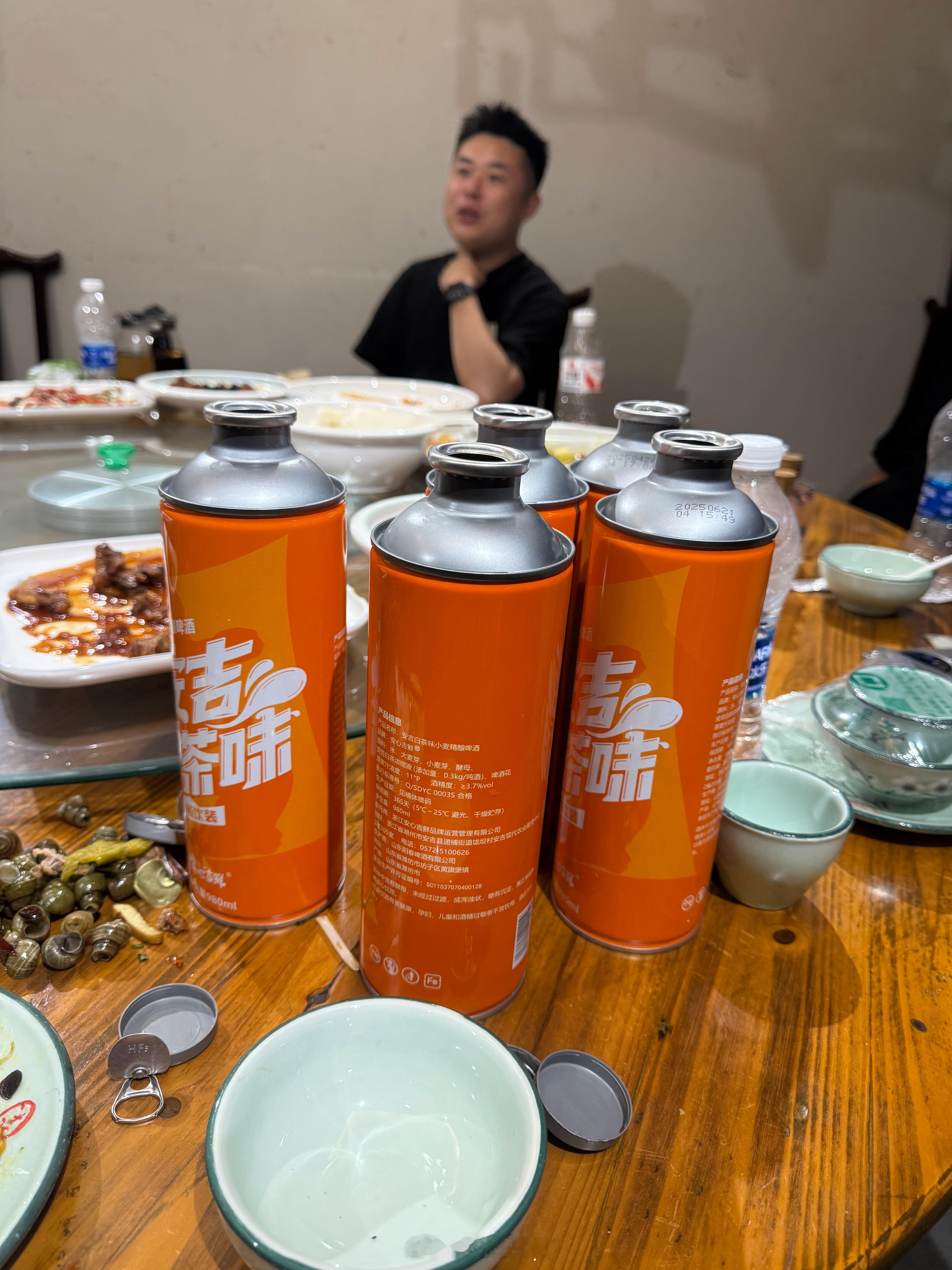 这白茶精酿还挺好喝的，也不知道是不是喝多了，咋越喝越是一股绿茶味儿呢？ 有人知道