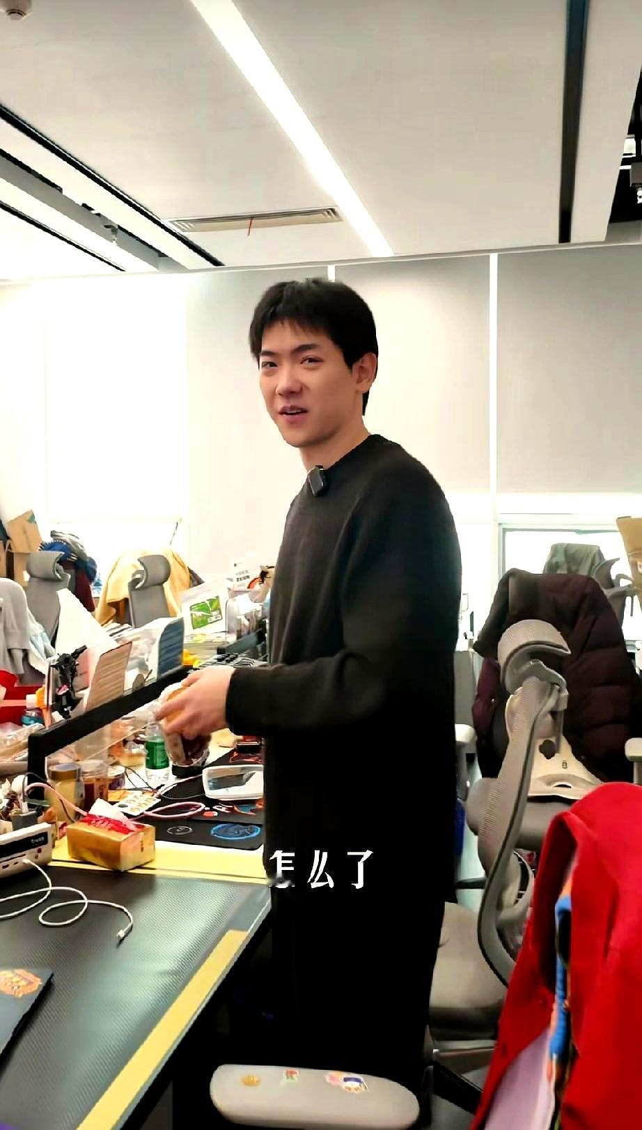 这下真把网友们整不会了！
与辉同行一放假，评论区直接成了“想念收容所”。
好多人