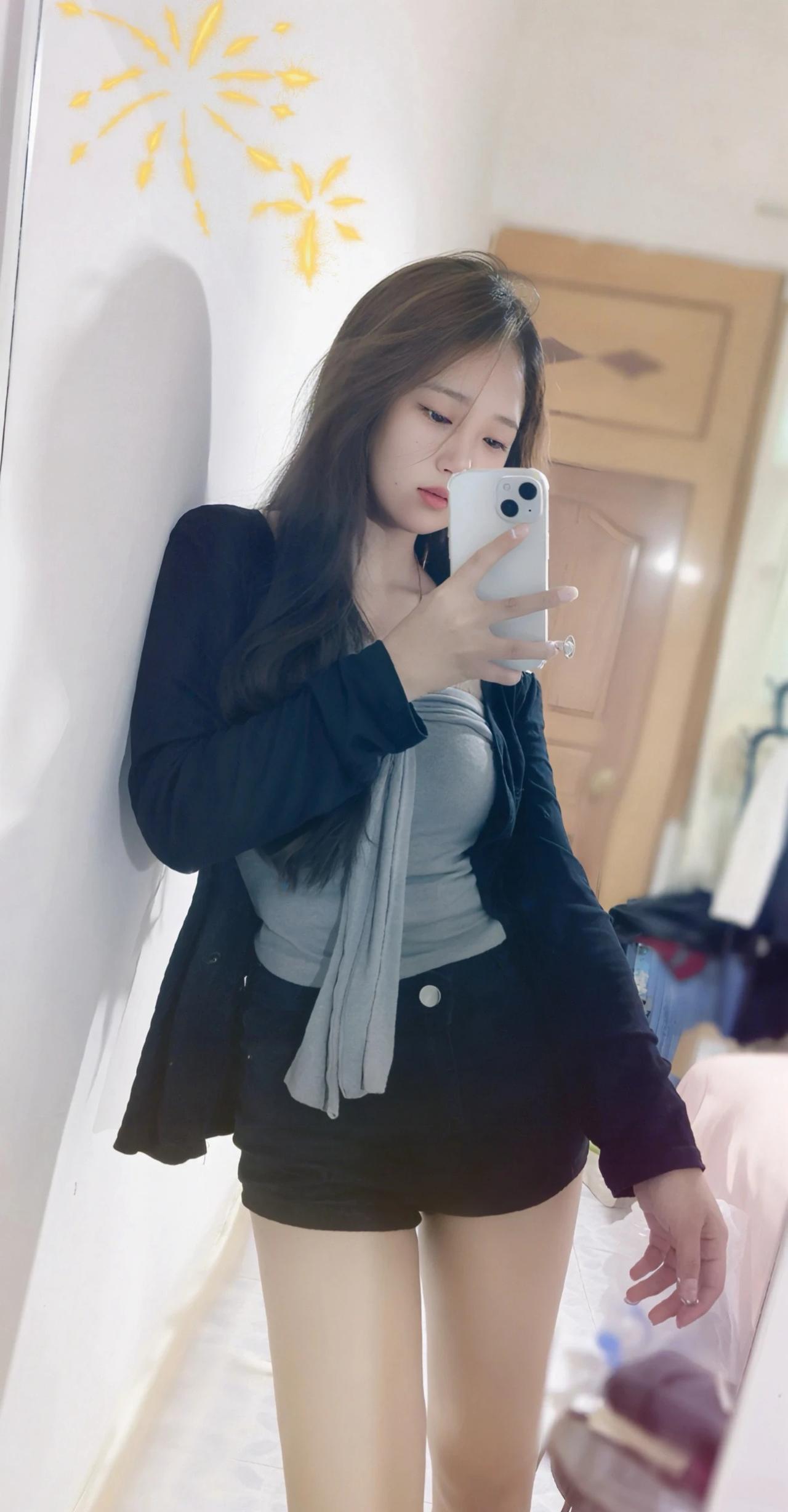 是你喜欢的类型嘛对镜子拍照