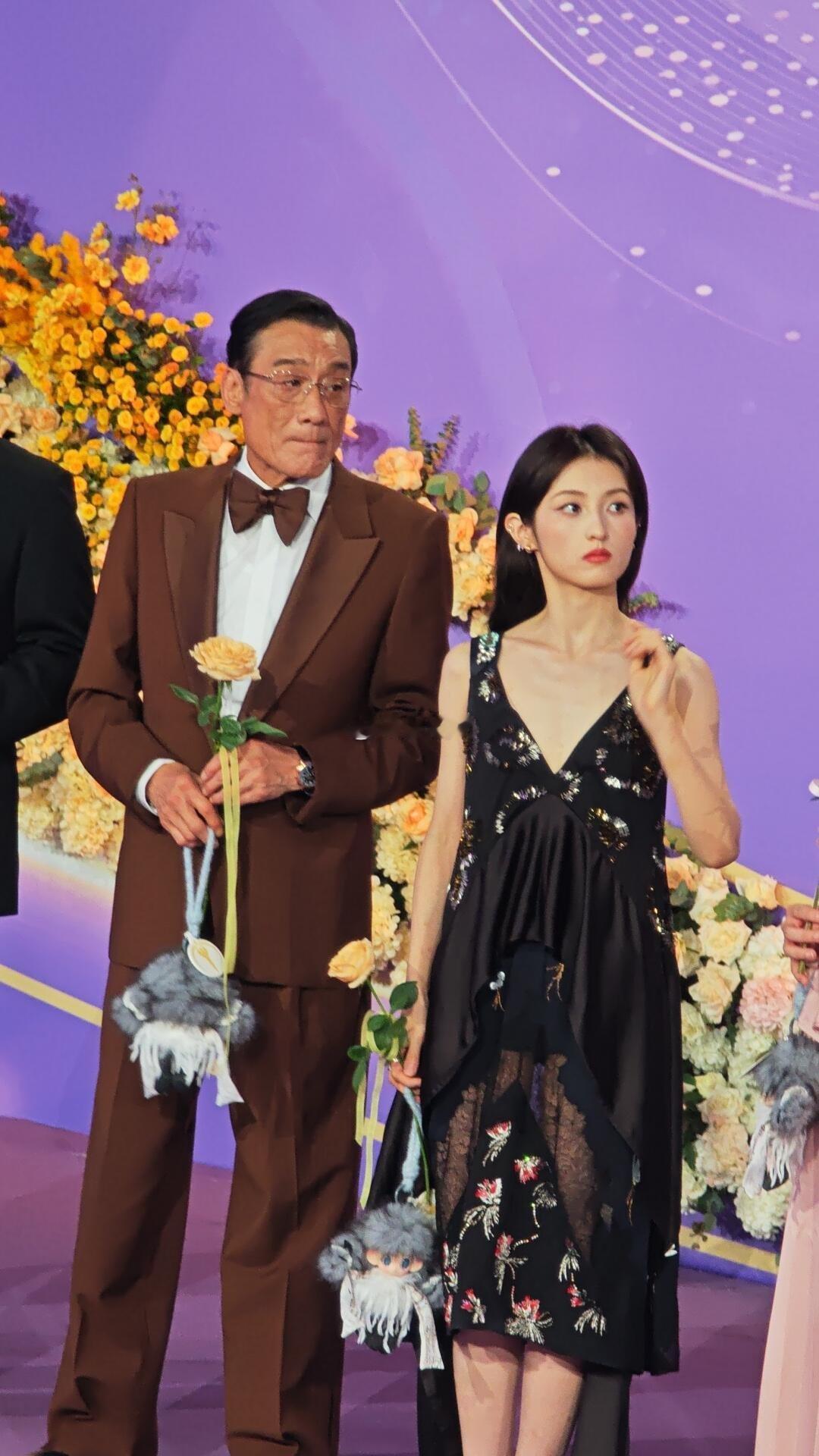 王传君没拿最佳男配张子枫手持玩偶走红毯百花奖后台最受欢迎的竟然是它 百花奖后台最