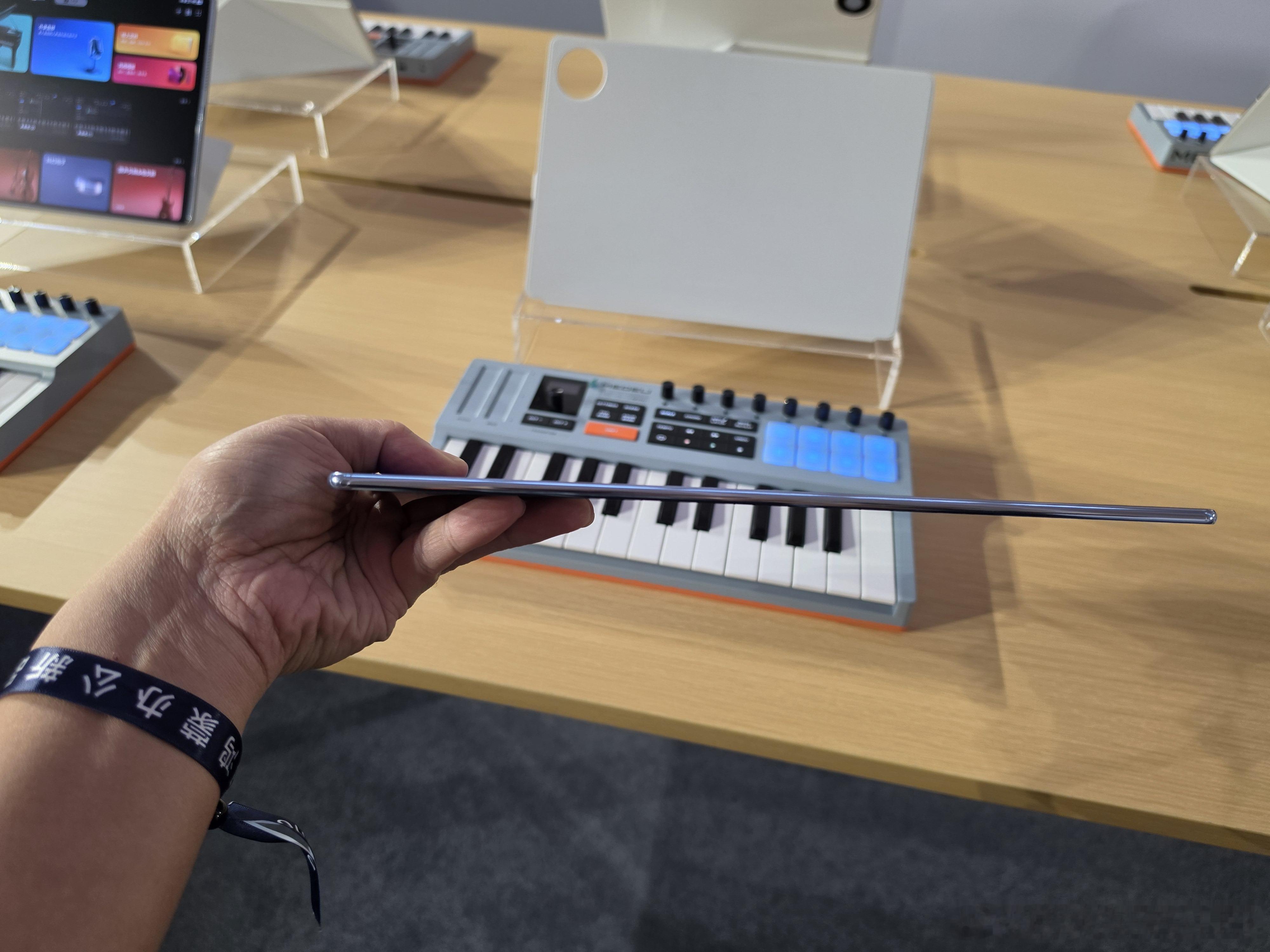 MatePad Pro Max真机。厚度只有4.7mm，感觉已经是平板的厚度下限