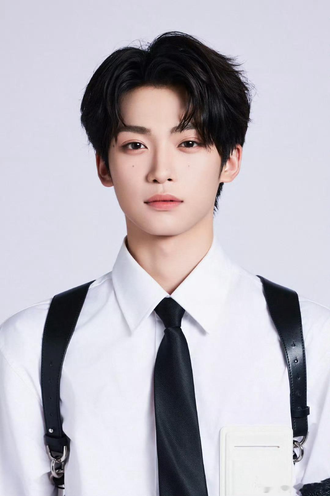 梓渝[超话] 🔮梓渝未来可期🔮新人演员梓渝 日落跌进昭昭星野，人间忽晚，山河