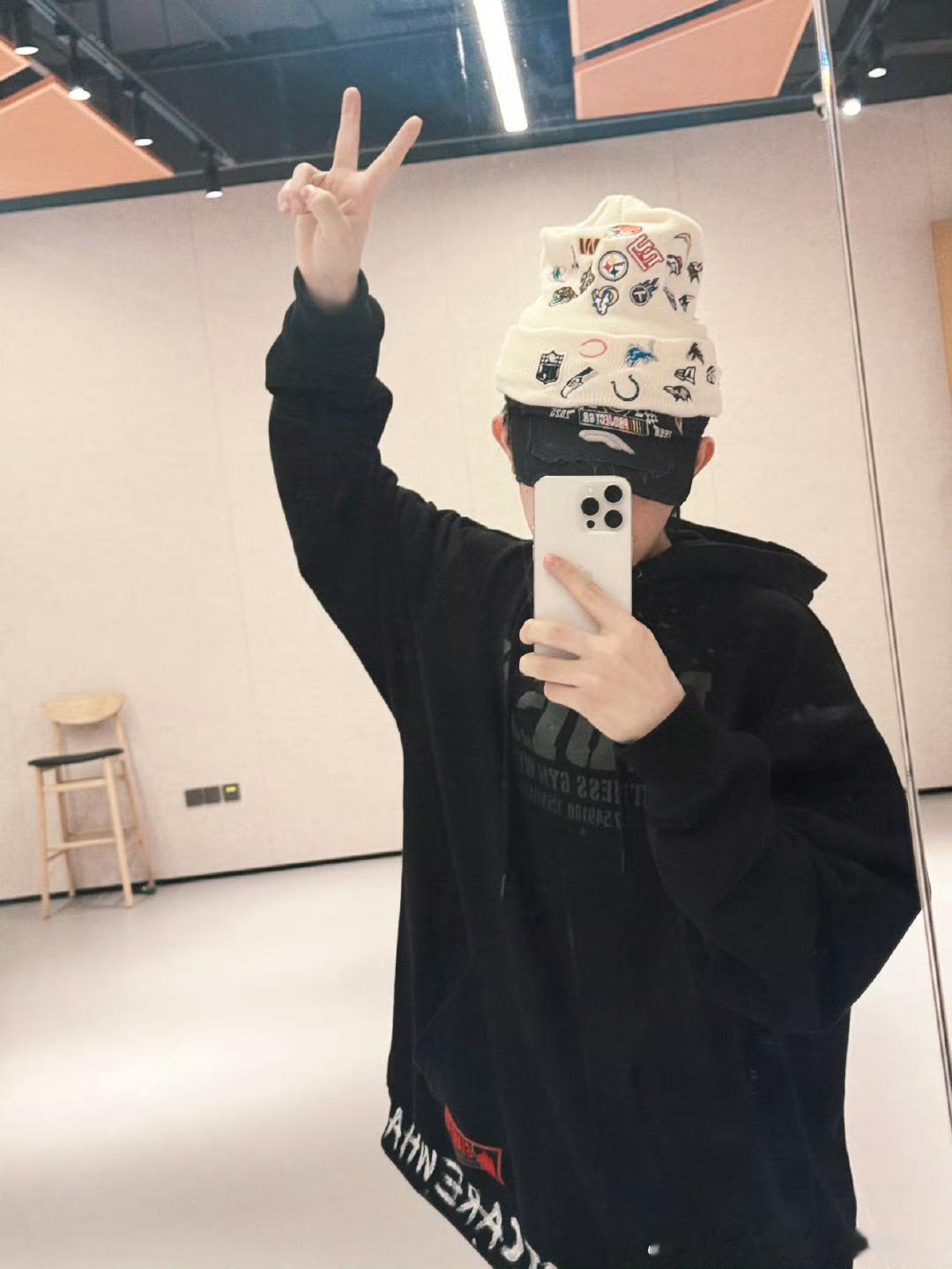 苏新皓叠戴帽子 苏新皓叠戴帽子对镜拍，叠戴帽子对镜拍好帅。 