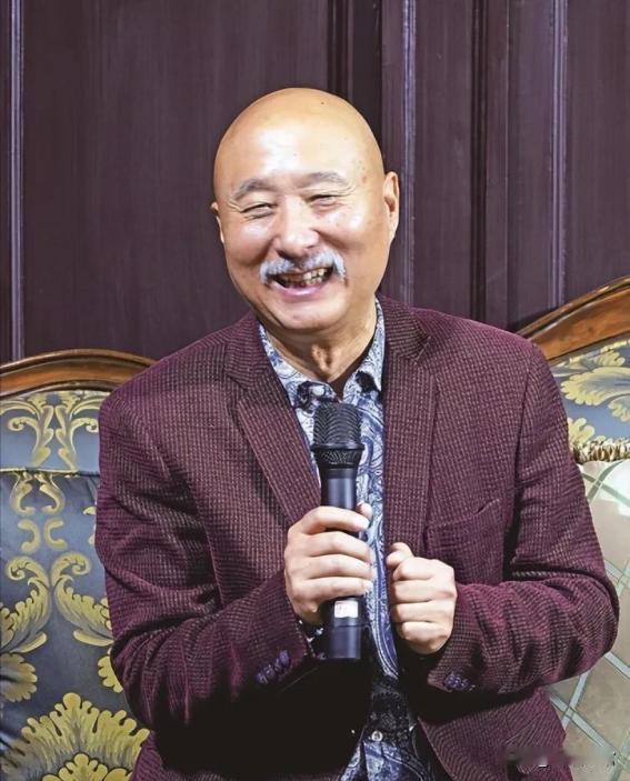 一次，刘晓庆看到陈佩斯，她笑着对身边的人说：这是我大侄子，我是她小姑。但别人根本