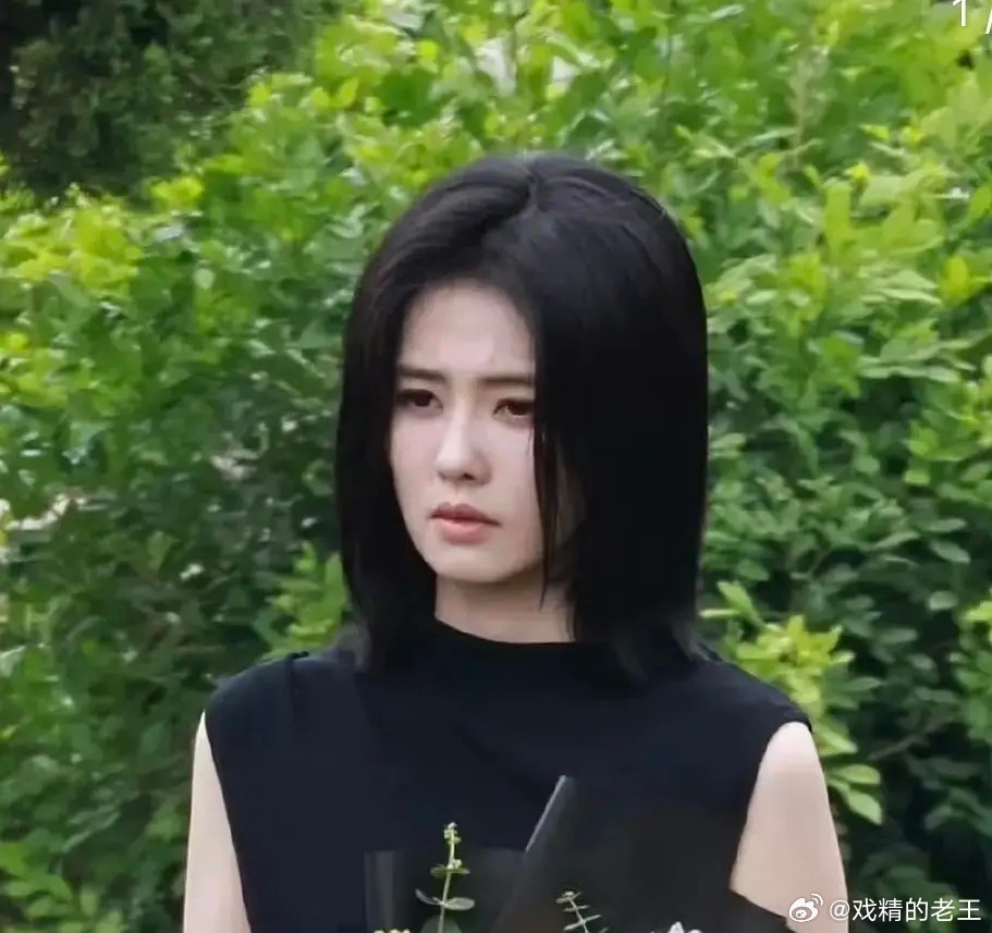 白鹿粉发被起哄抱头逃走网友的👄已经无法直视了 
