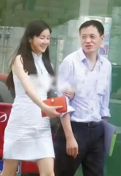 孙菲菲一大早又冲上热搜榜！爆料前夫幻想她跟各种男人外遇[汗]
原来在美国时，孙菲