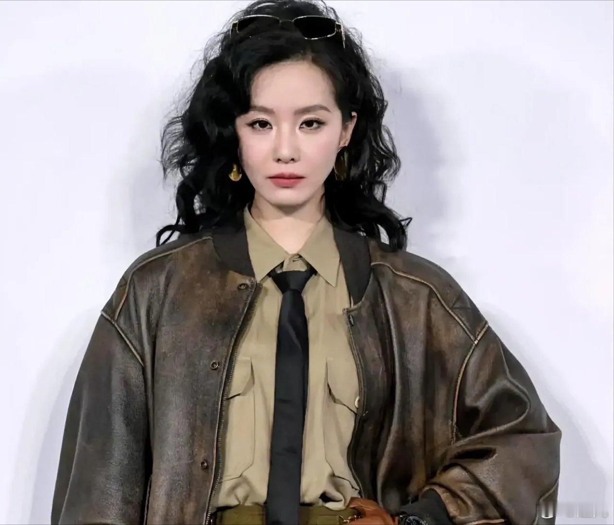 吴奇隆爸爸刘诗诗助理在带娃 终于知道刘诗诗为何脸上生无可恋了今天刷到网传刘诗诗和