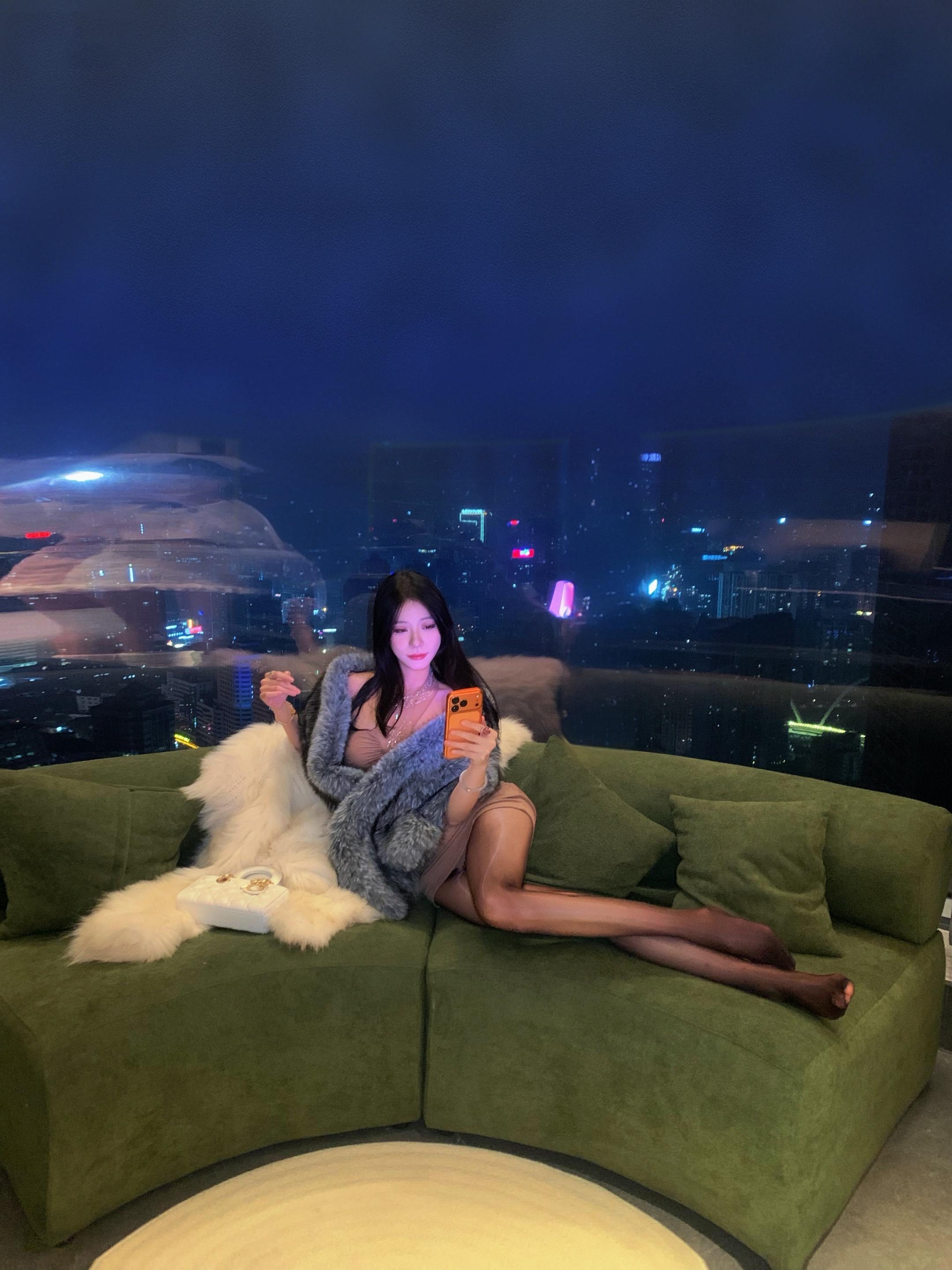 微红的眼 微亮的天 好一次失眠。