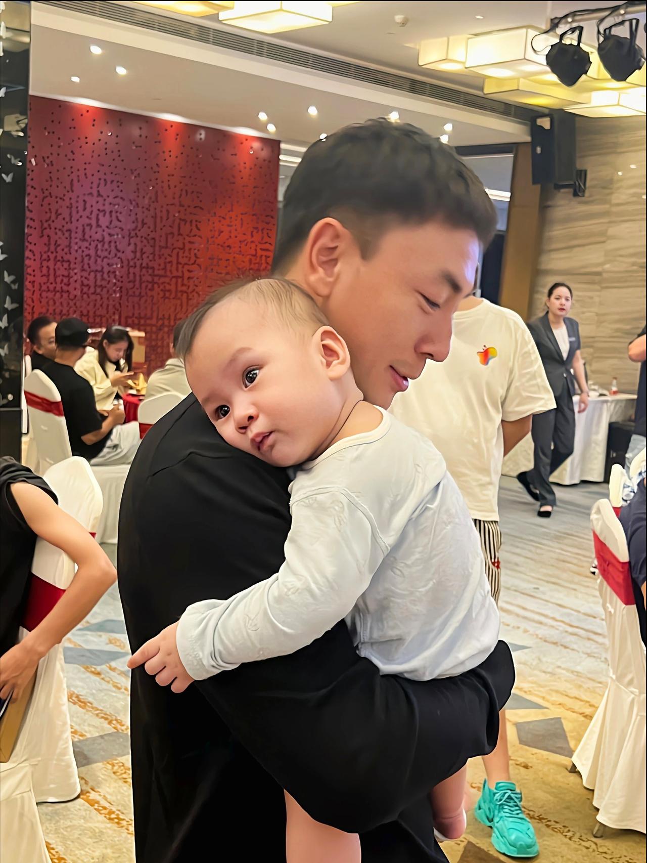 功夫演员释小龙也当爸爸了！父子俩罕见同框出镜，儿子被爸爸抱入怀中抚背轻哄，气氛太