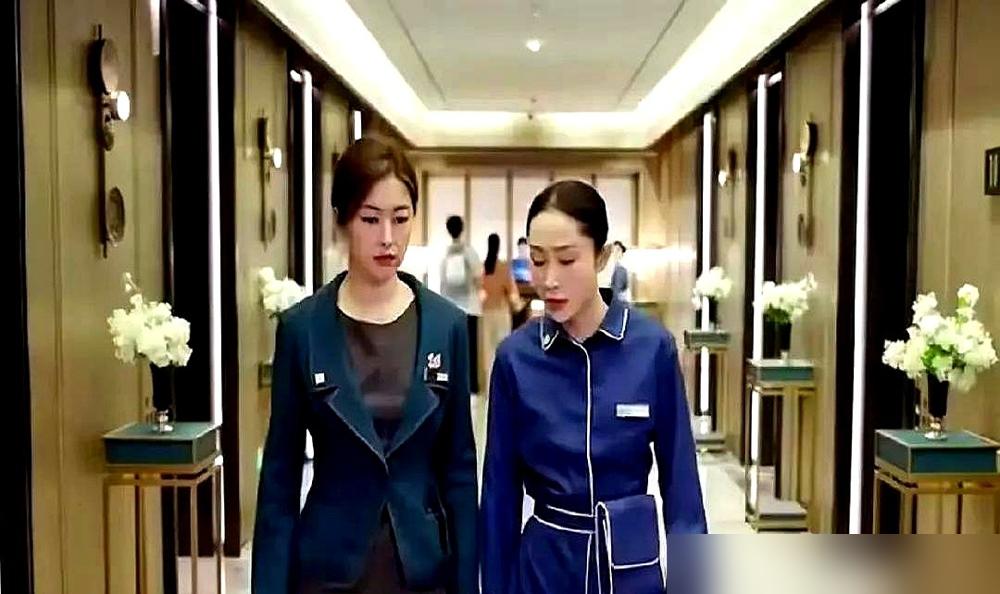 穿紧身衣扫厕所？朱珠演的保洁被骂上热搜，收视率却炸了。
你以为她在演保洁？人家
