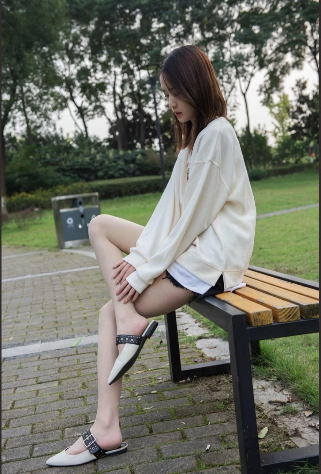 城市的喧嚣之外，总有一片草坪能接住所有情绪。
不用刻意，不用完美，随手拍的照片，