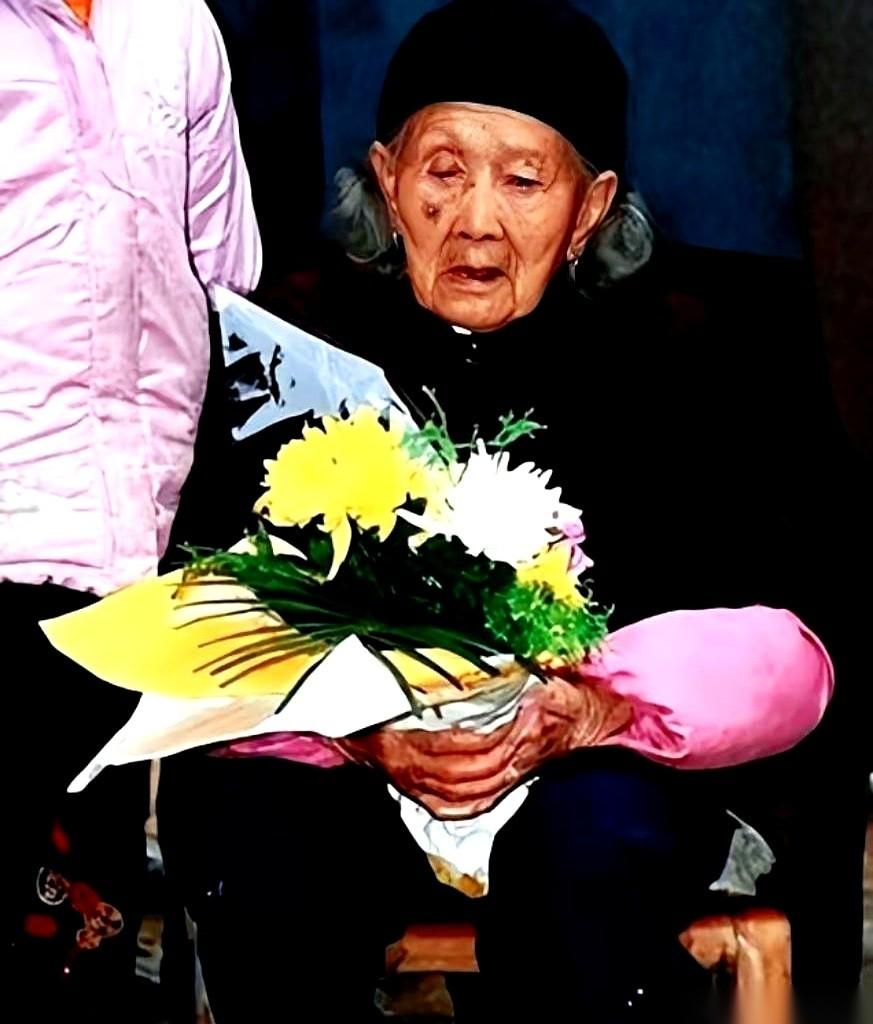 一家八个男人全上了战场，七个变成了一把黄土。
58岁的老太太活生生把双眼哭瞎，枯