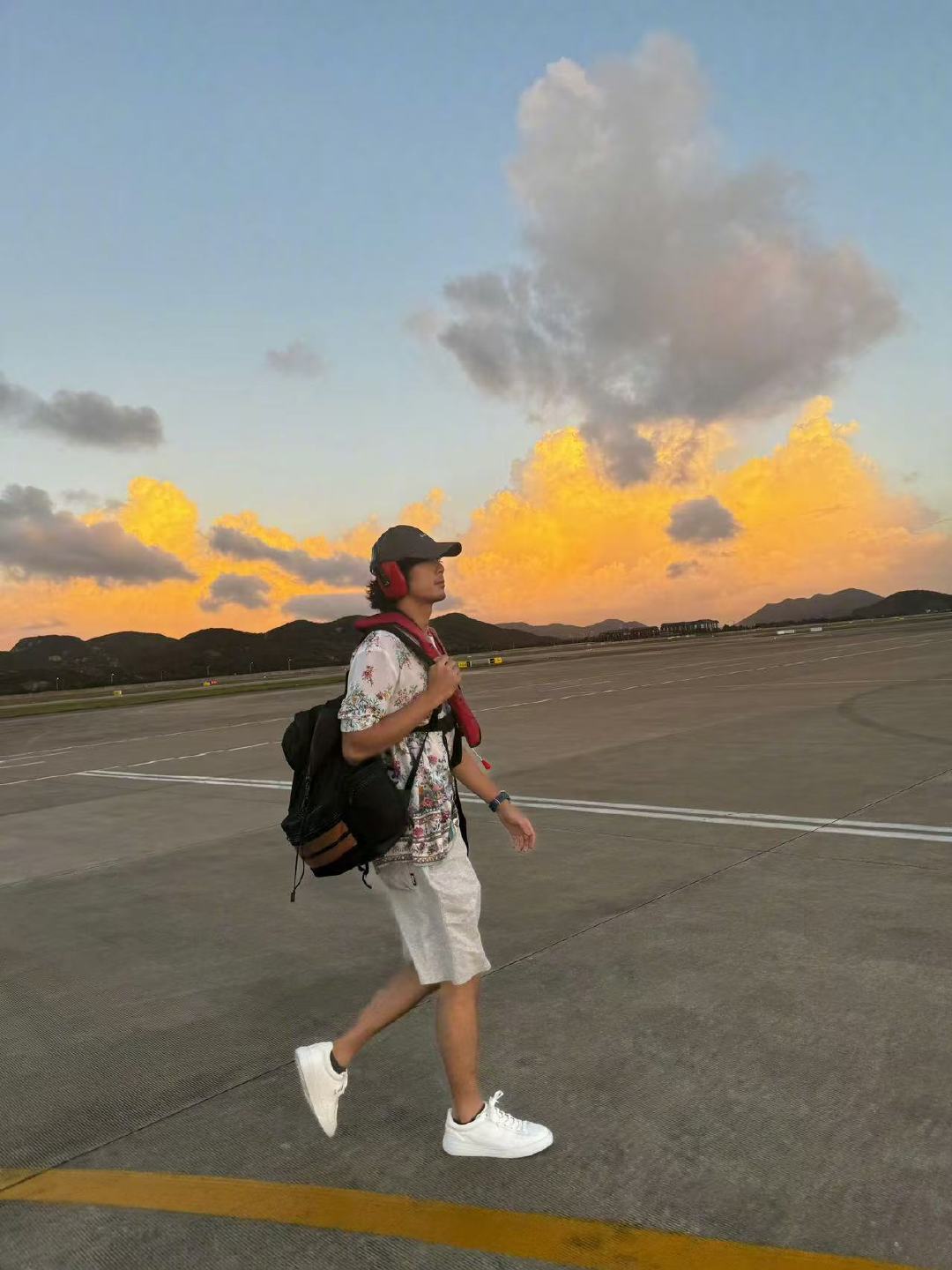 吴磊准备上东极岛吴磊机场随拍 帅气啊 ​​​