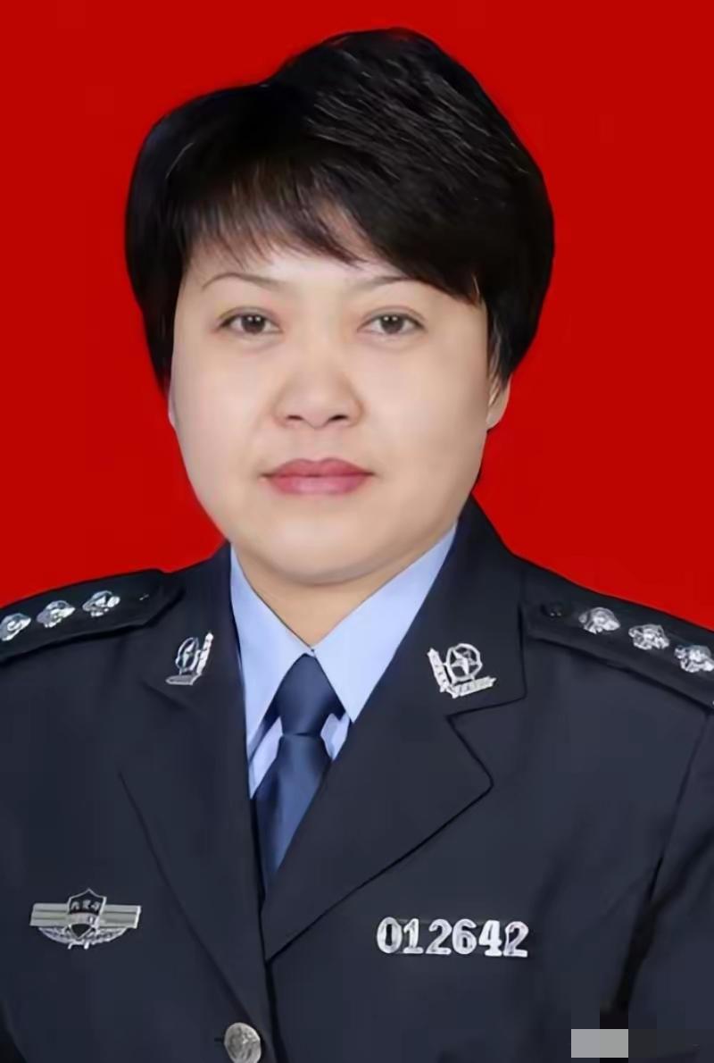 索连红，女，汉族，呼和浩特市公安局玉泉区分局小召前街派出所社区民警，英雄警察宝力