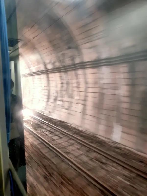 3月29日下午，D3665次列车从桂林北开往珠海，在佛山至广州南站间的隧道里被困