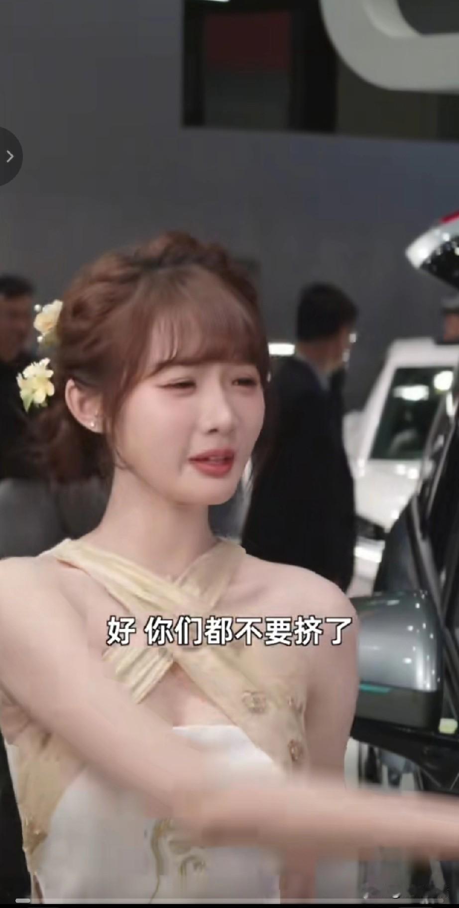 广东车展惊现鸡排姐，
只见她模仿了鸡排哥的话术，
不要急，不要急，
拍完你的，拍