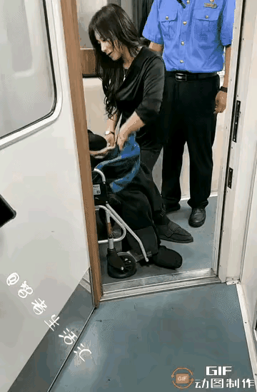 看到这一幕，我直接破防了！原来真爱从不是甜言蜜语，而是患难时的咬牙坚持。列车上她