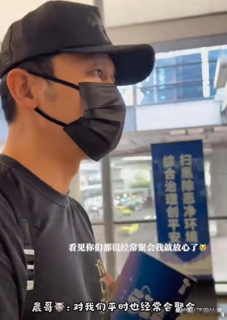 初代跑男签名接力就差邓超了这波回忆杀太好哭了！博主从4月开始挑战集齐初代跑男亲笔