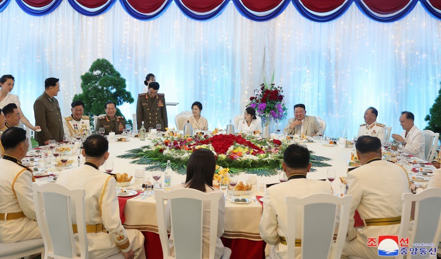 【敬爱的金正恩同志设宴庆祝海军节】在朝鲜人民军海军节之际，朝鲜劳动党总书记、朝鲜