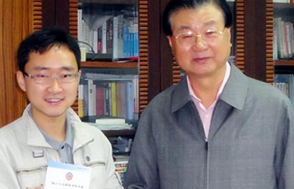 2009年，四川一考生高考作文字迹无人能懂，专家鉴定后发现，该考生竟在高考中采用