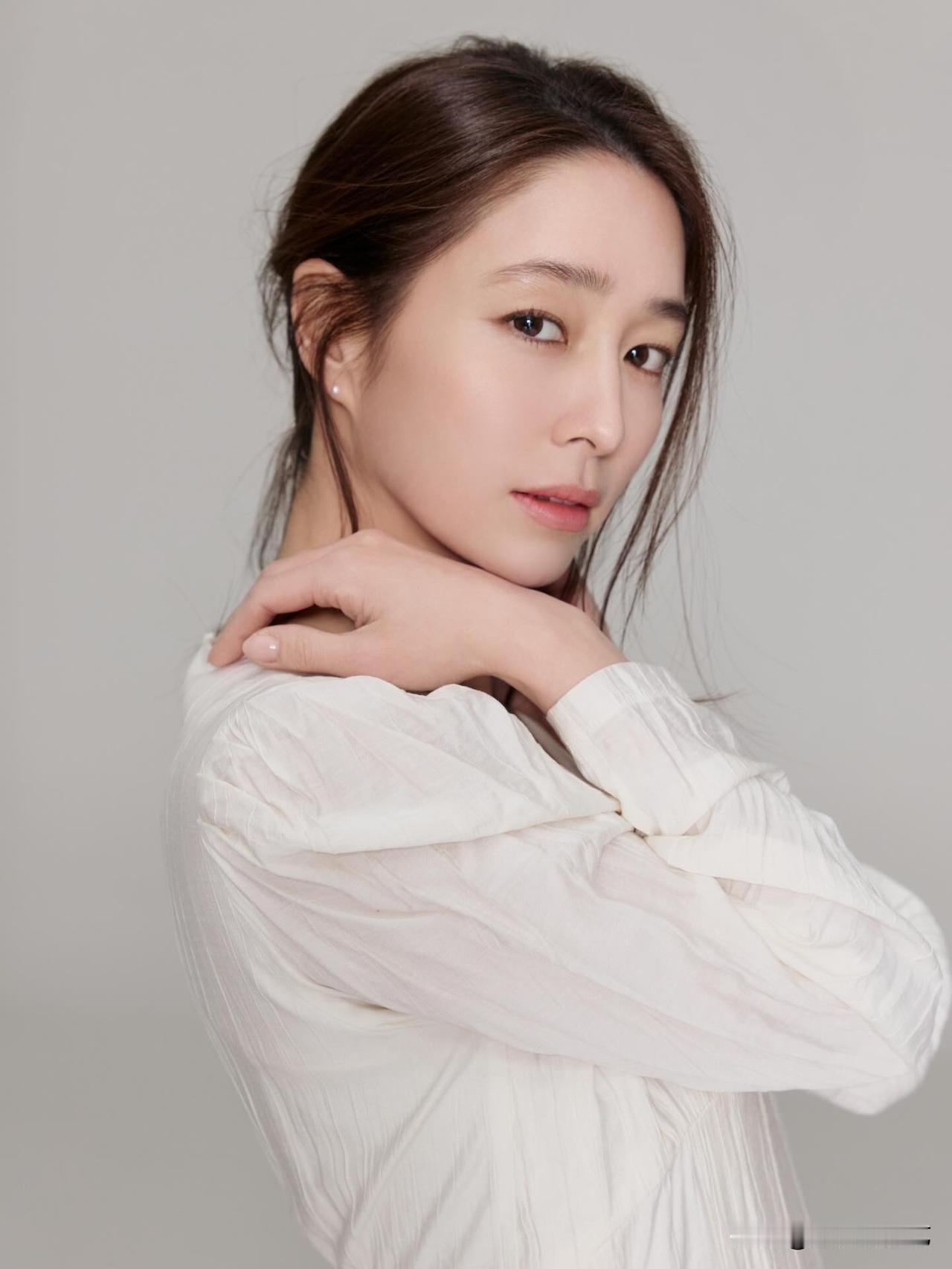 4月，演员李秉宪的妻子李敏贞在Instagram上传了多张照片。照片中，李敏贞身