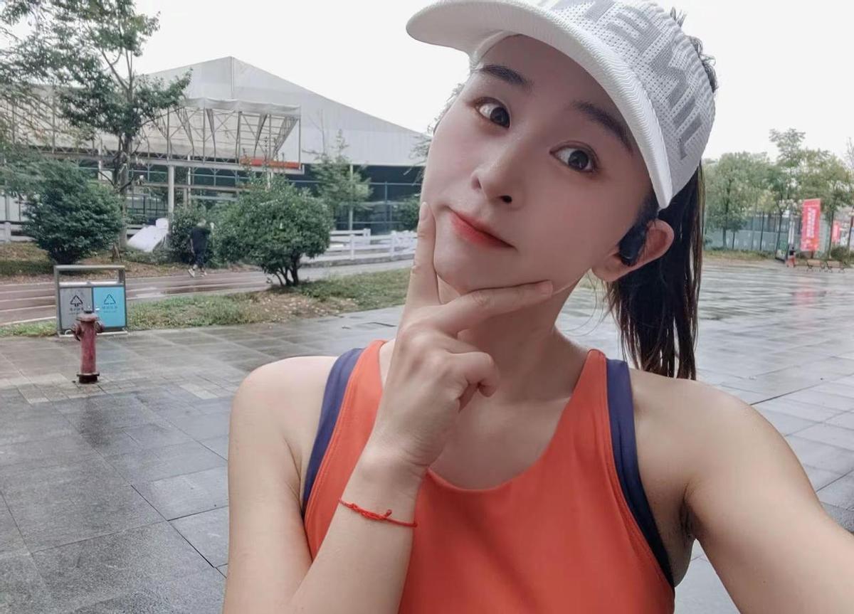 他蹲在工地角落啃馒头，手机里是女儿发来的语音：“爸爸，你什么时候回来？
”
他没