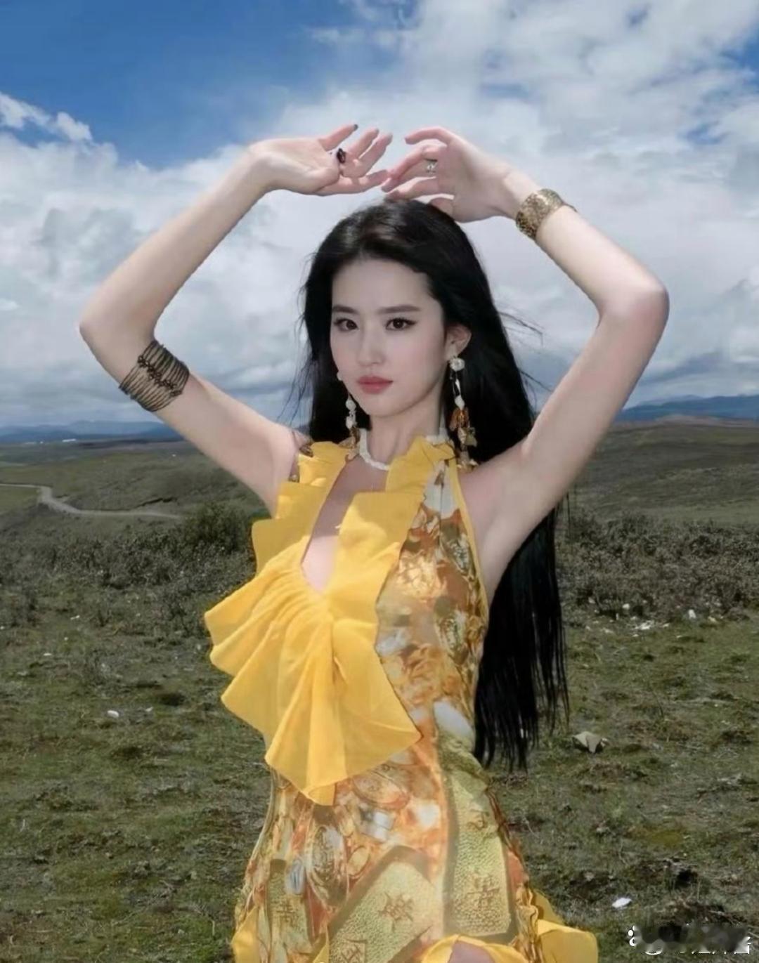 刘亦菲这身无敌了，白瘦美，眼神很有侵略性！ ​​​