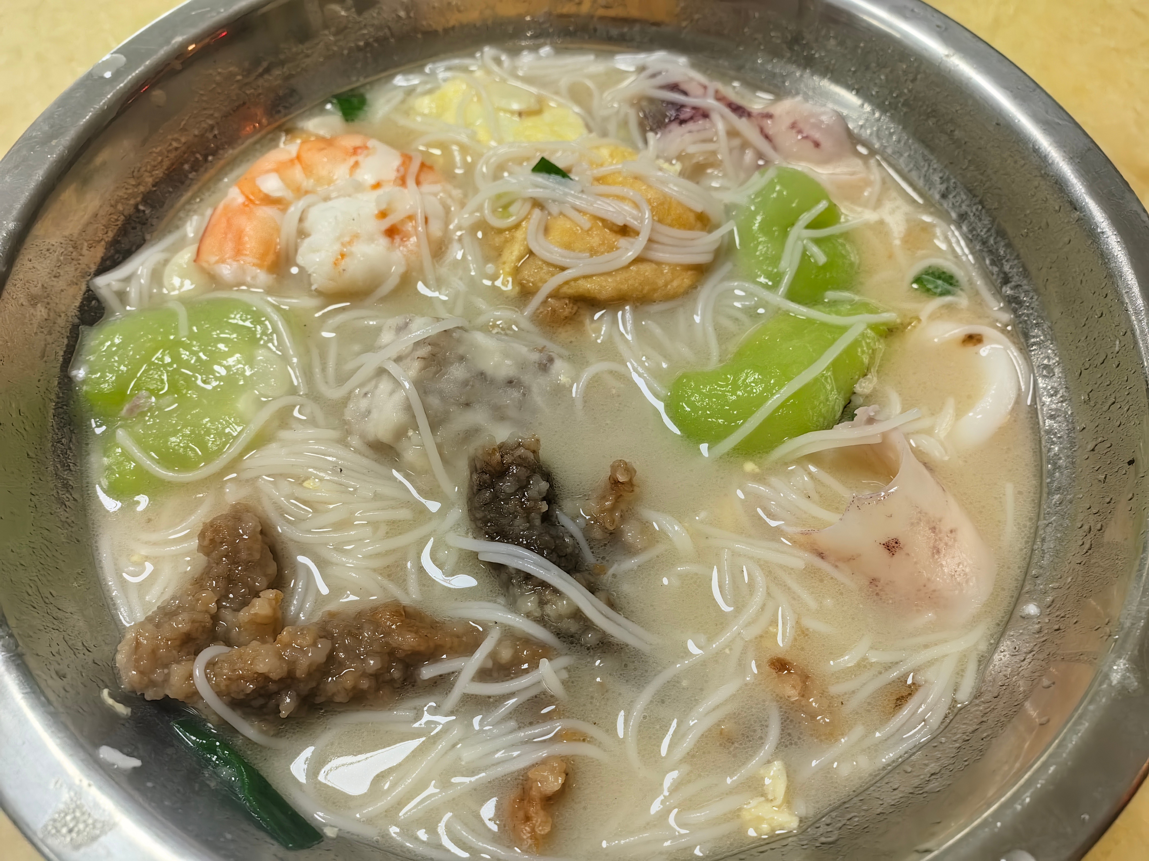 每日一餐分享米粉汤，配菜：丝瓜，虾仁，鱿鱼，炸芋头，炸醋肉，煎蛋。 