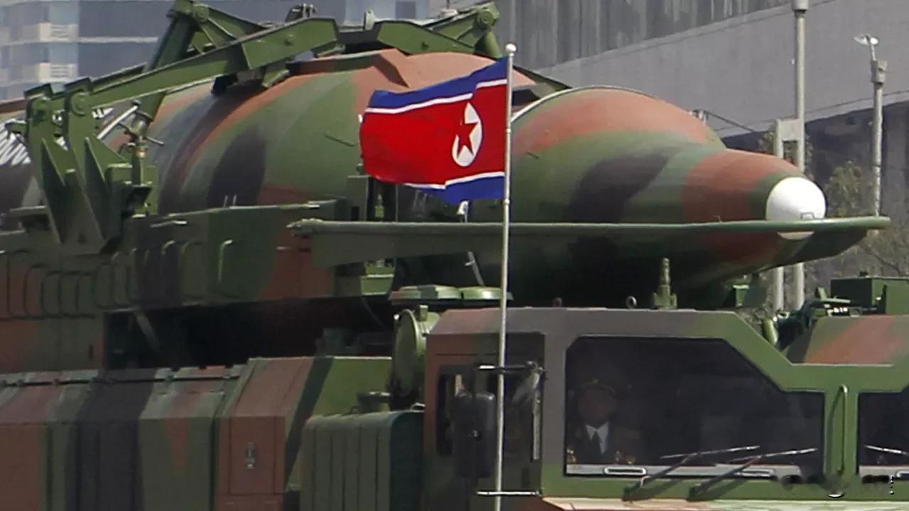 朝鲜有核弹才有安全，韩国国防部长安圭伯表示，朝鲜的核武库可能包含约80至120枚