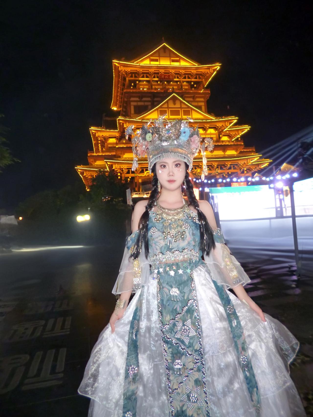 古镇的夜晚，偶遇苗族少女。～～少数民族的魅力 东方美 国风古韵 少数民族风情