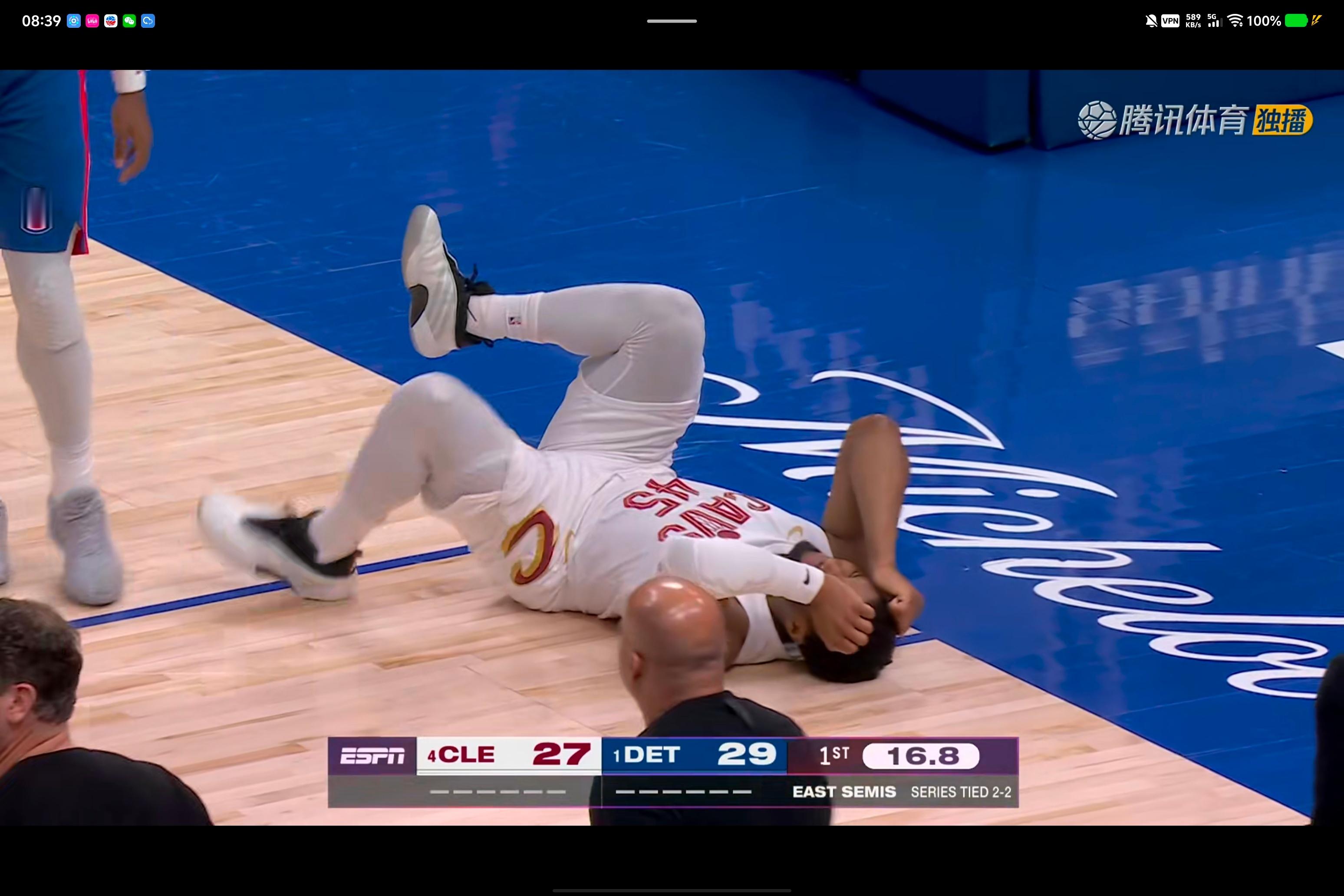 米切尔崴了一下脚…nba