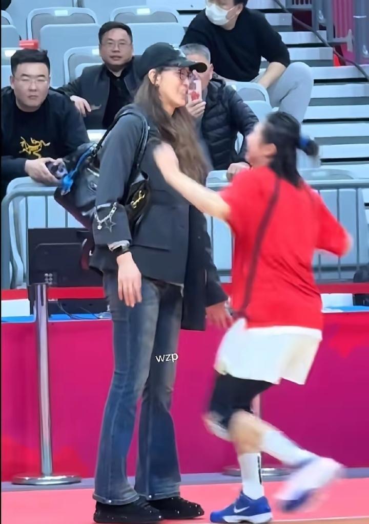 女篮赛场暖心一幕刷屏！王思雨见到中国女篮名宿隋菲菲，激动飞奔过去和隋菲菲紧紧相拥