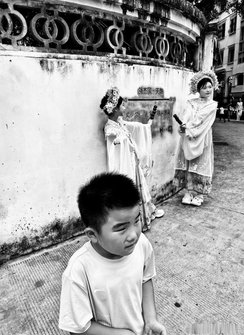 摄影人  街拍厦门：王鹭佳2026在路上？摄影人选择了人文纪实摄影，也就记录了生