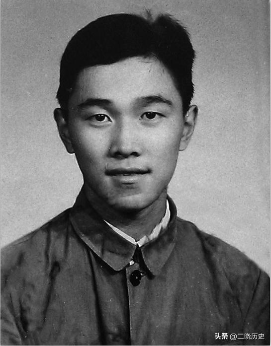 1939年，一汉奸夜审地下党。谁料，拷打一半时忽发现，对方竟是自家亲戚。

19