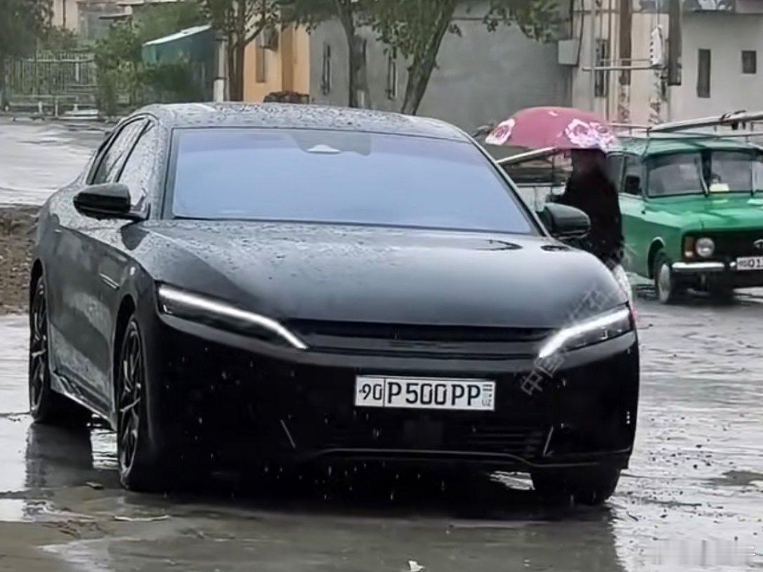 海外的龙颜汉和后面绿色的卡车，感觉两个时代的产物....一张图能说明什么？产品力